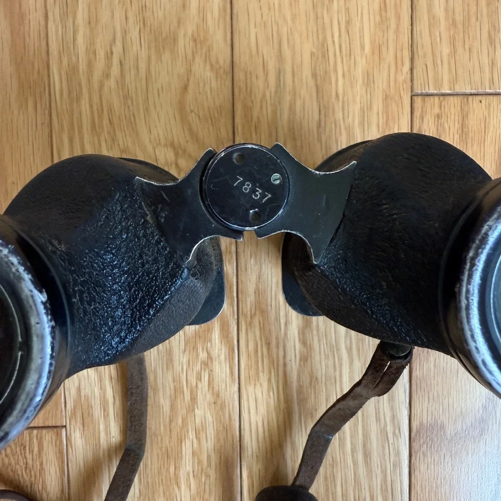 WWII Vintage Universal Camera Corp M17 Binoculars with Leather Carrying Case‎